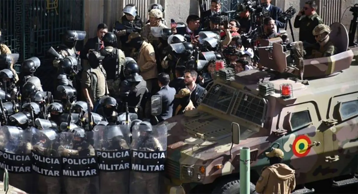 Policia militar i vehicles militars mobilitzats a La Paz