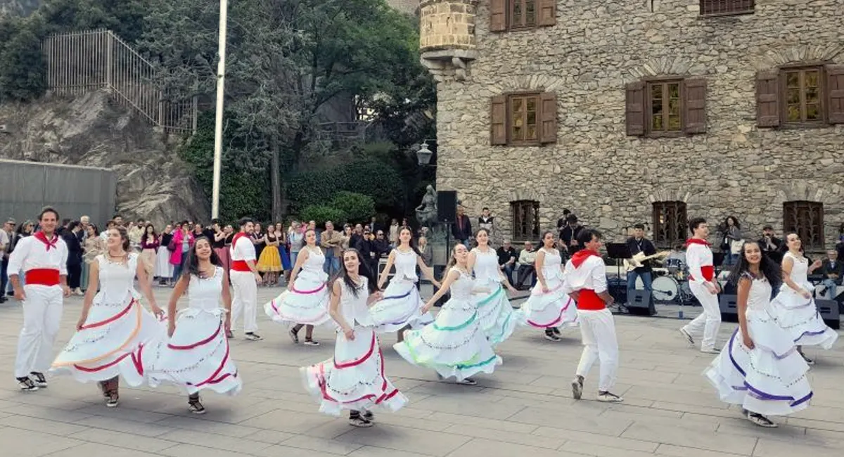 L'Esbart de les Valls del Nord ballant Festa Major de Buhos